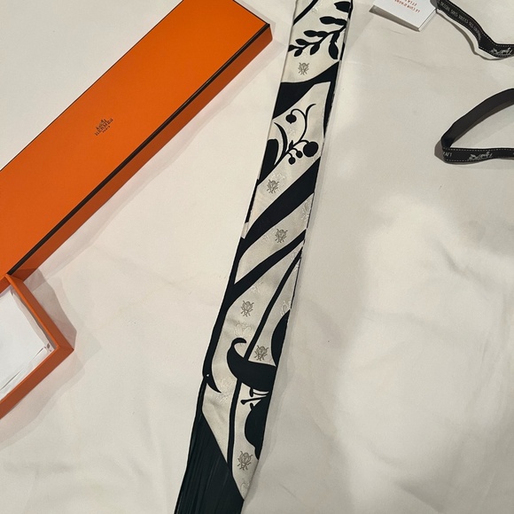 Hermes Scarf Twilly Fringe Leather Bouquet Final Abeille Creme White Black Silk - Picture 3 of 5